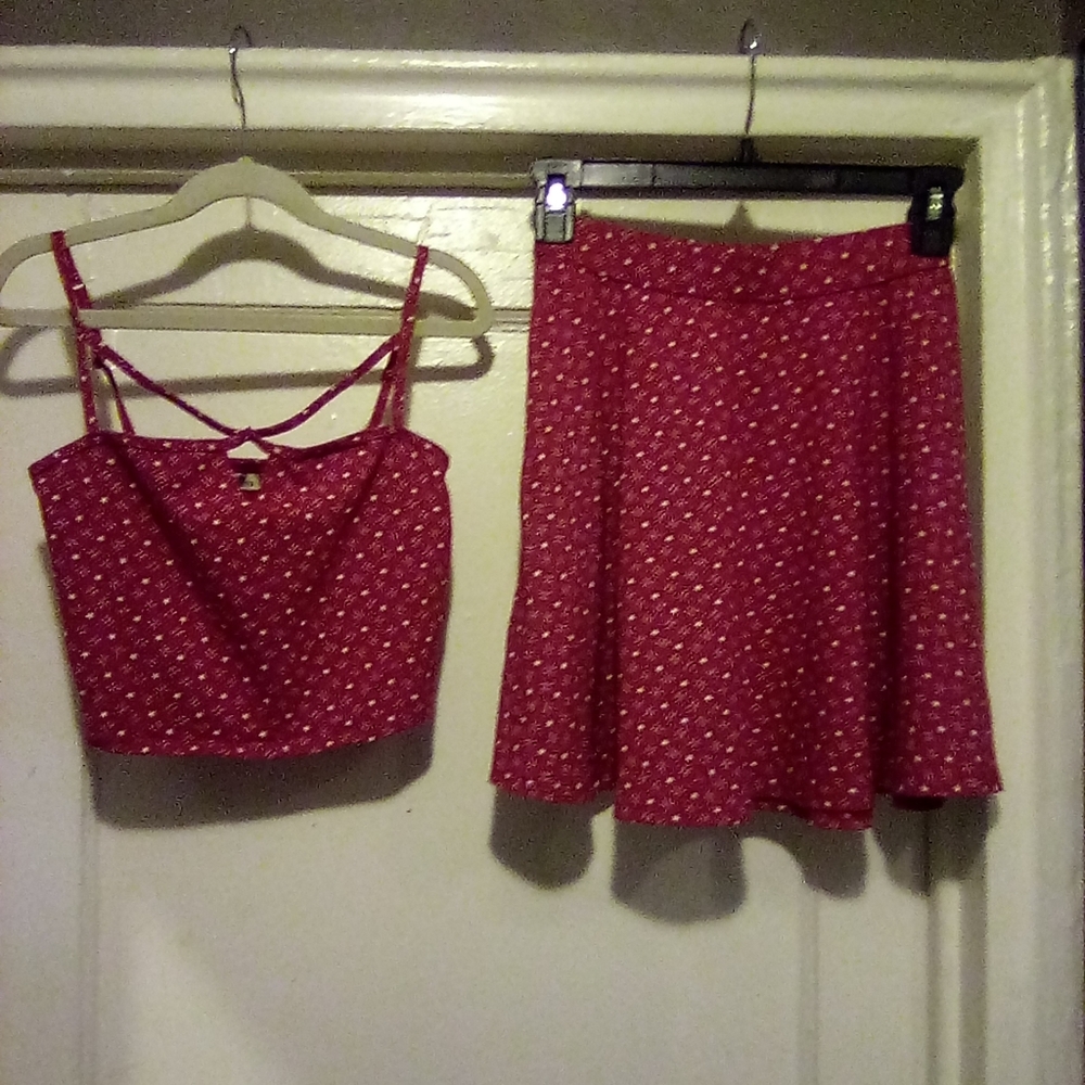 "HOLLISTER" PRETTY, 2-PIECE SKIRT SET.